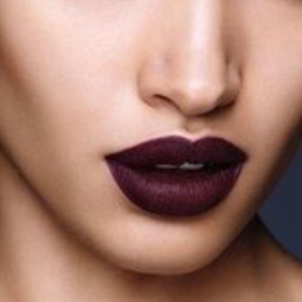 URBAN DECAY. MATTE LIPSTICK: BLACKMAIL 🖤